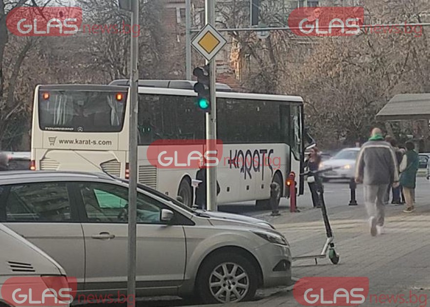 Инцидент с автобус в Пловдив, свалят пътниците СНИМКИ