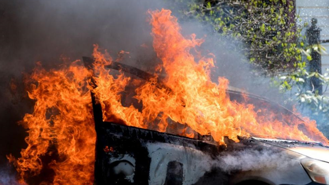 Пиян шофьор се заби в дърво край Пазарджик, колата лумна в пламъци