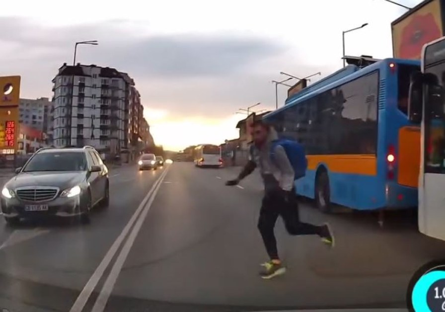 Водач към пешеходците: Ако не ви се живее, не е това начинът! СНИМКИ