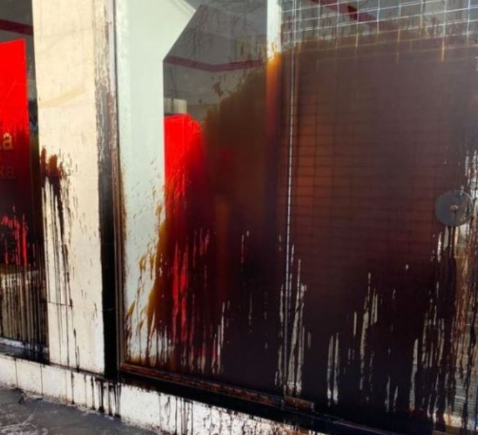 Задържаха жената, вандализирала витрина на оператор в Карлово