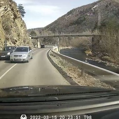 Неадекватно изпреварване на шофьор в Пазарджишко разгневи мрежата Ситуацията е