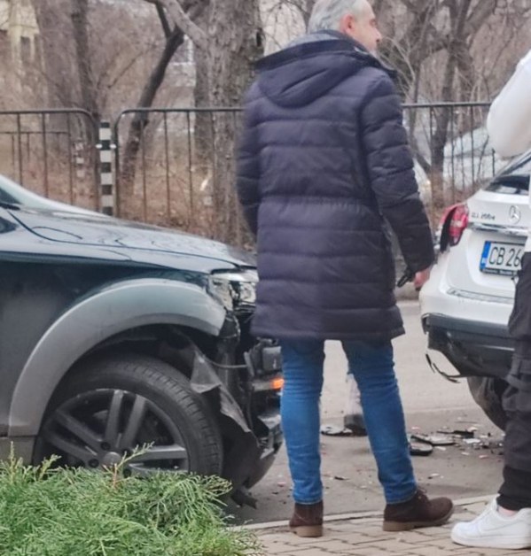 Шофьор блъсна паркирана кола в София СНИМКИ