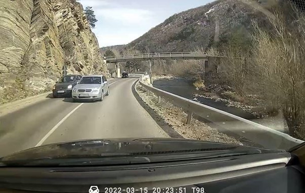 Шофьор едва не сътвори челно меле в Пазарджишко  ВИДЕО