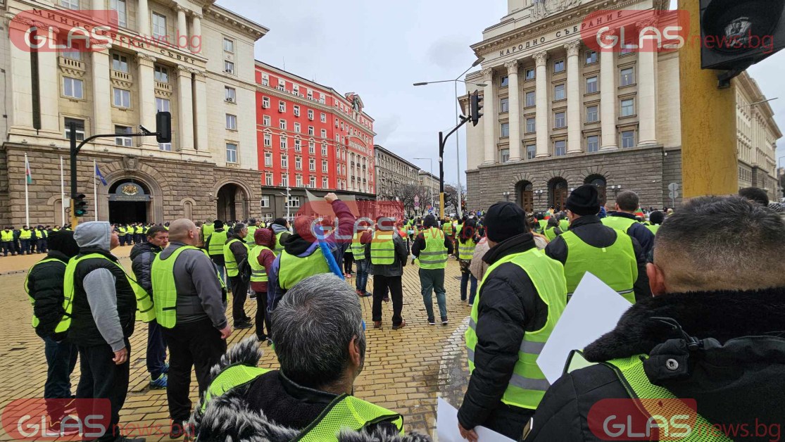 Земеделци и животновъди окупираха центъра на София СНИМКИ