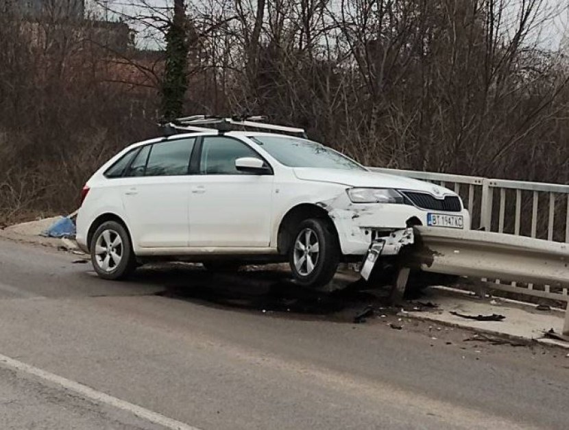 Кола се вряза в мантинела в София СНИМКА