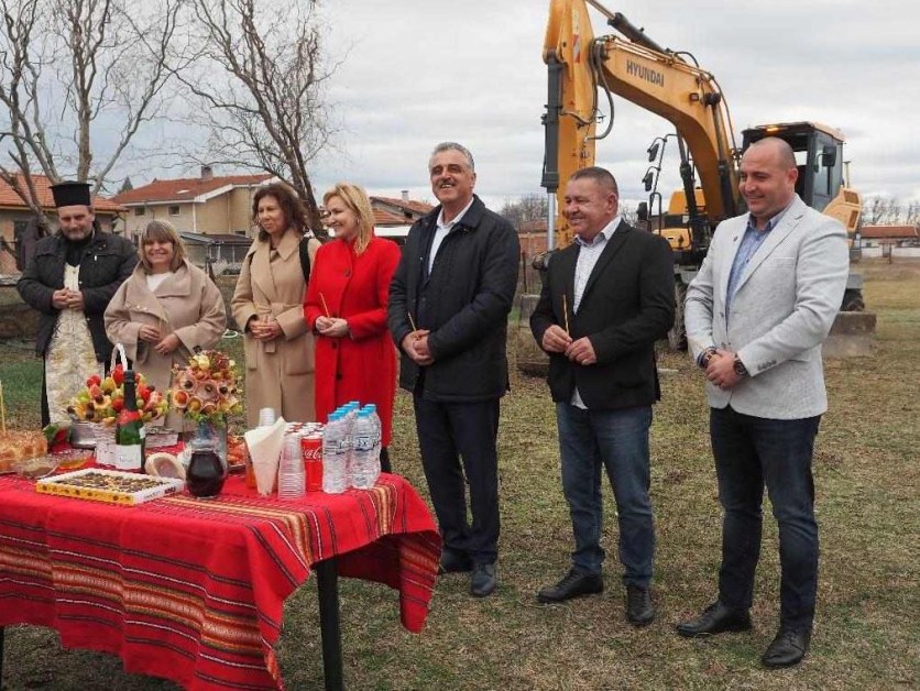 Първа копка на 10-та спортна площадка в Община Марица направи кметът Димитър Иванов