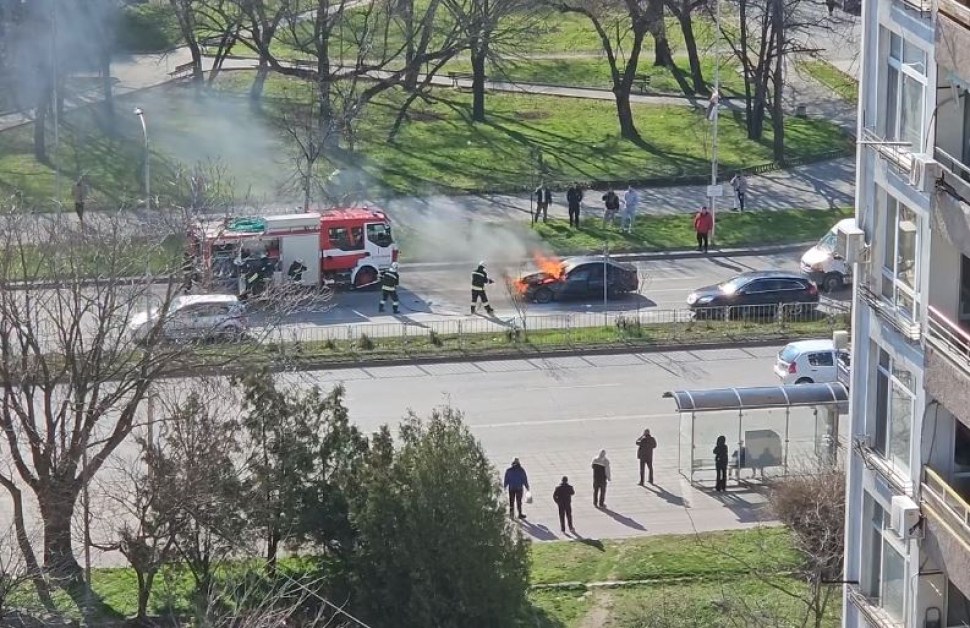 Кола горя на булевард в Пловдив ВИДЕО