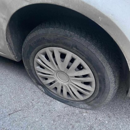 Собственичка на лек автомобил завари колата си със спукани гуми