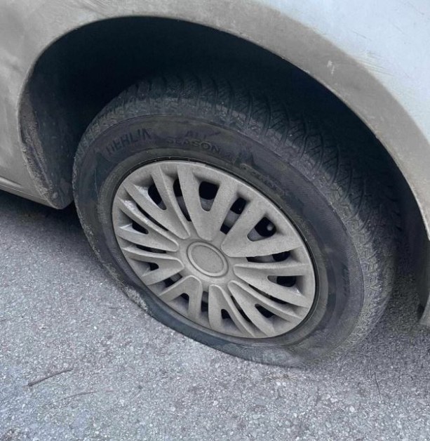 Спукаха гумите на шофьорка. Тя: Не е война за паркиране