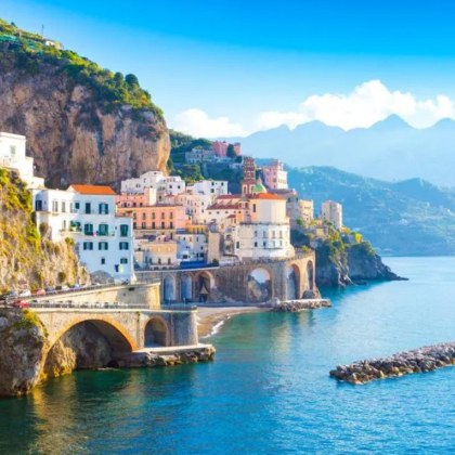 Италианското 50 километрово крайбрежие на Амалфи всяко лято е залято от