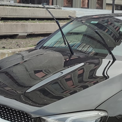 Шофьор нагло паркира скъпото си возило пред сградата на Община