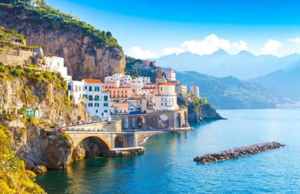 Италианското 50-километрово крайбрежие на Амалфи всяко лято е залято от