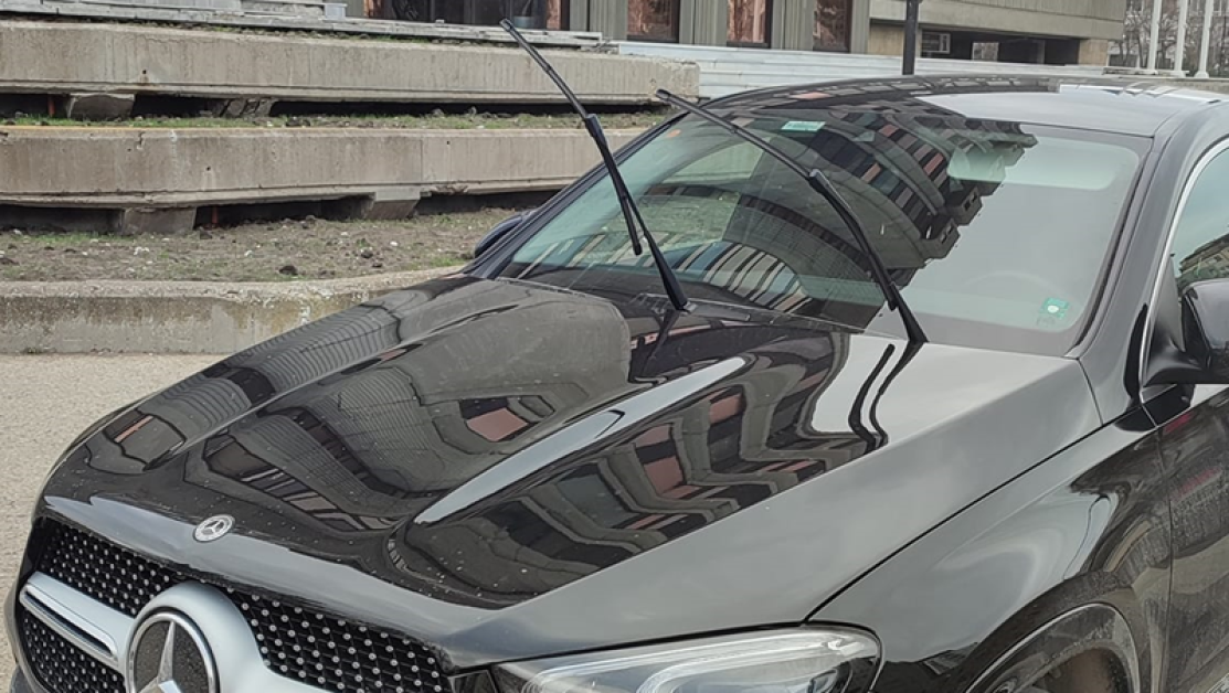 Шофьор нагло паркира скъпото си возило пред сградата на Община