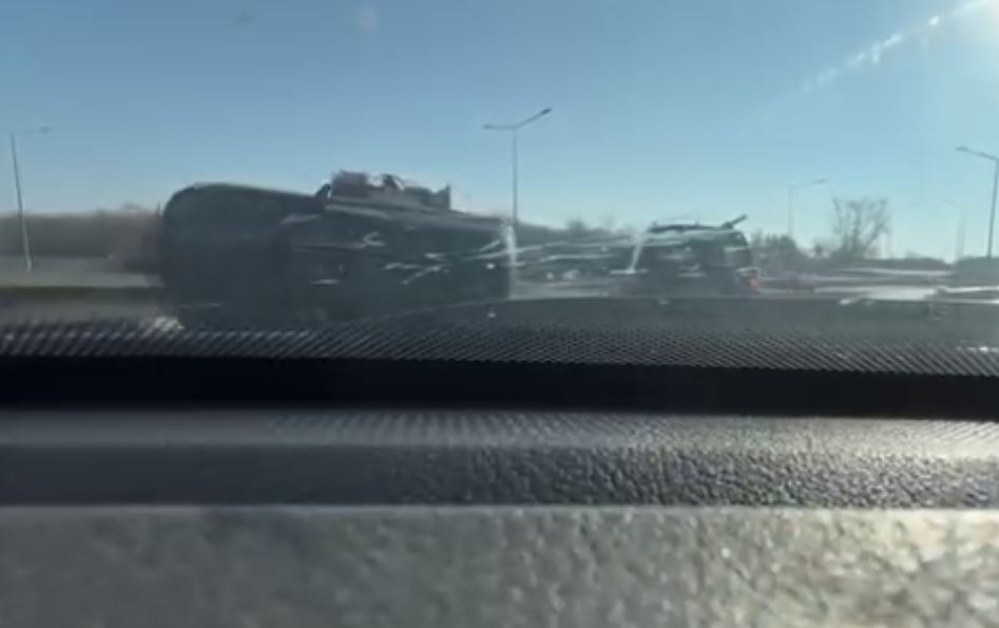 Кола се обърна странично в София ВИДЕО