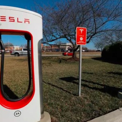 Шофьор на Tesla иска да опровергае идеята че електрическите автомобили
