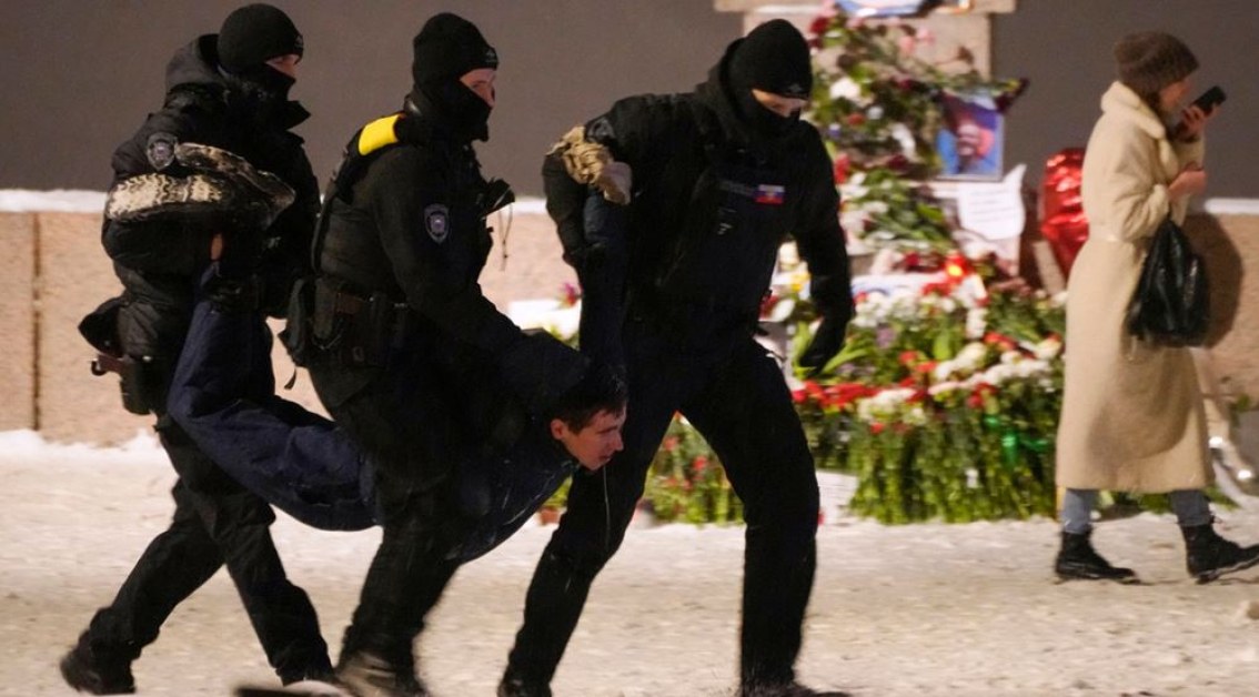 Полицията в Русия разпръсна хората, събрали се да отбележат смъртта
