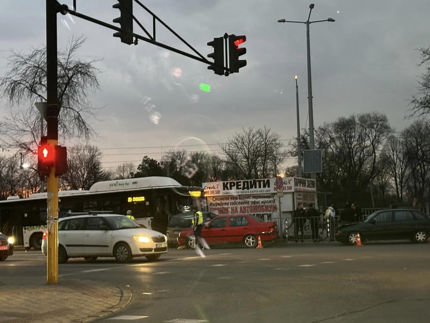 Автобус помете три коли и павилиони в София, има ранени СНИМКИ