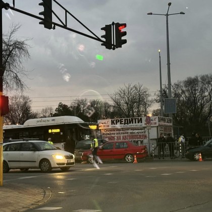 Автобус на градския транспорт в София навлезе в насрещното и