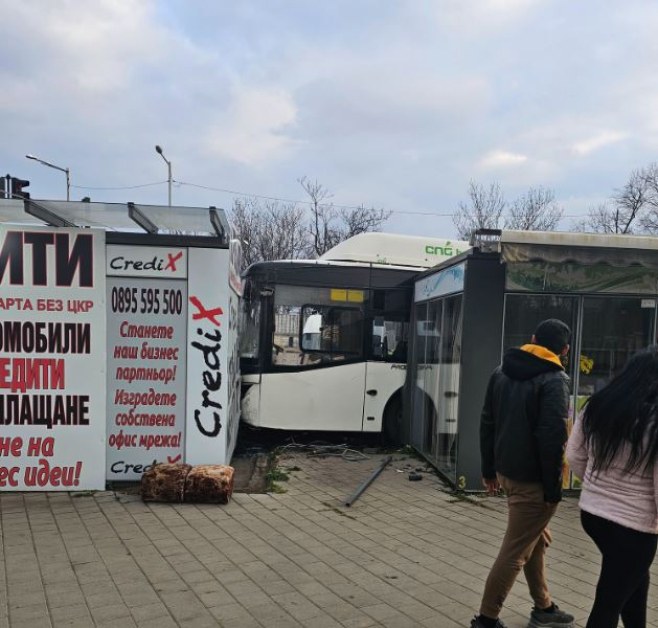 Какво е състоянието на шофьора, помел будка и коли в София