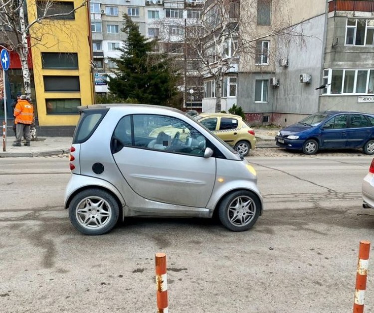 Малко момиченце в кола замалко да блъсне баща с дете