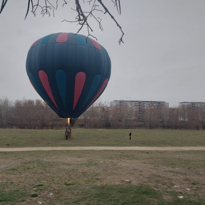 Въздушен балон кацна преди минути до брега на Марица в