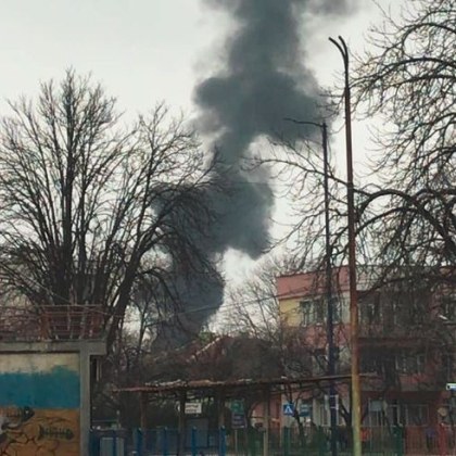 Черни облаци дим в Пазарджик, какво гори?