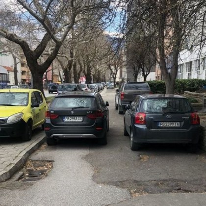 Асеновградчанин показа със снимка проблемът с паркирането по оживен булевард