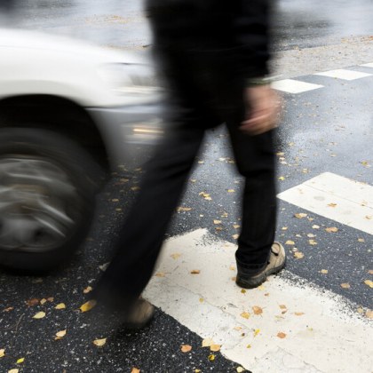 Странно поведение на пешходец във Варна плаши шофьорите Мъжът на