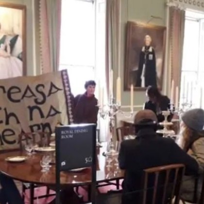 В Единбург група активисти влязоха в официалната резиденция на британските монарси в