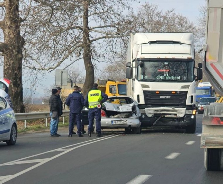 Кола и камион се блъснаха на пътя Пловдив-Пазарджик СНИМКА
