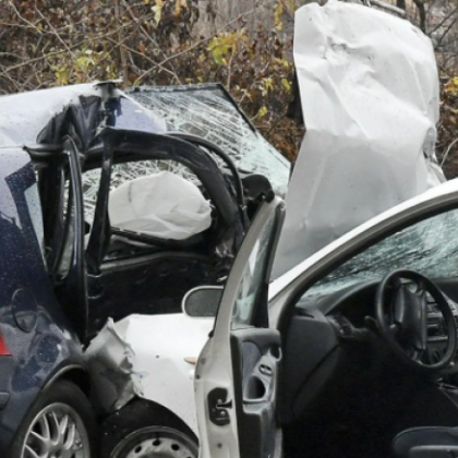 Четири деца са откарани за преглед след катастрофа между две коли