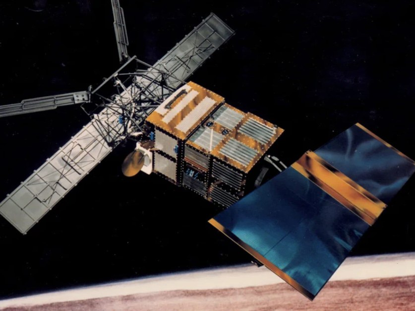 Неуправляем сателит с тегло над два тона ще падне на Земята до часове