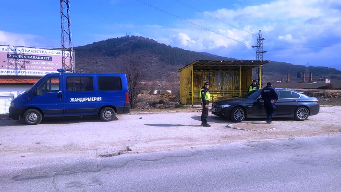 Шофьор подхвърли 50 лв. на полицаи в Пазарджишко