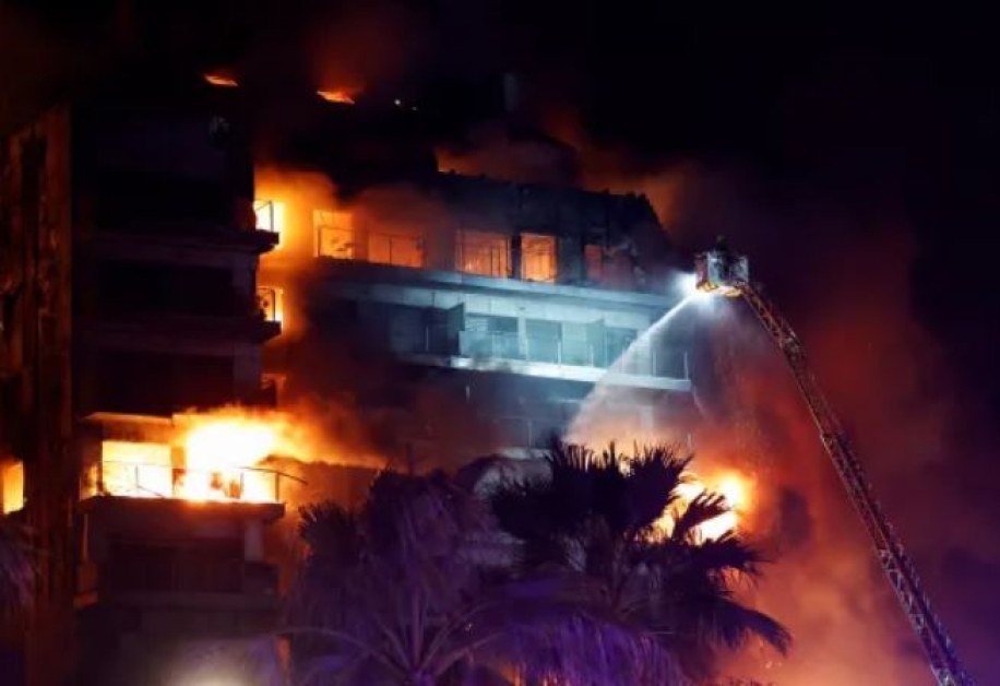 Голям пожар е обхванал жилищна сграда в испанския град Валенсия.