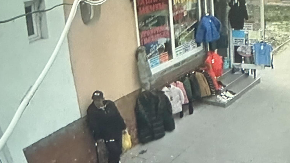 Мъж открадна яке от магазин в Перник - камера го засне ВИДЕО