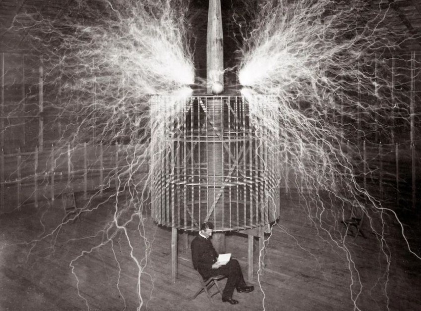 Никола Тесла е сръбско-американски изобретател, физик и електромашинен инженер, известен