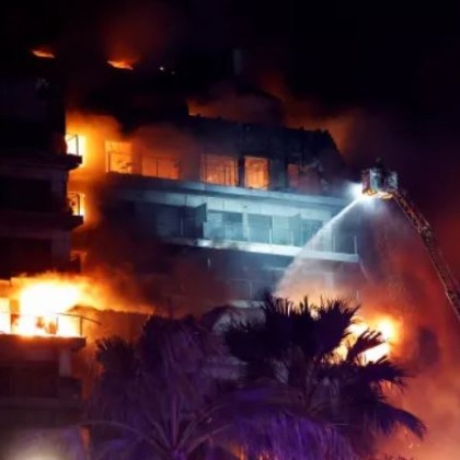 Голям пожар е обхванал жилищна сграда в испанския град Валенсия