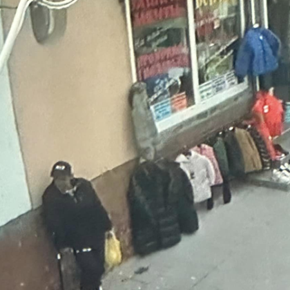 Камера за видеонаблюдение засне как мъж краде яке от магазин