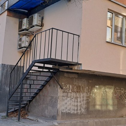 Стълба водеща в стена изуми жителите на пловдивския квартал Кючук