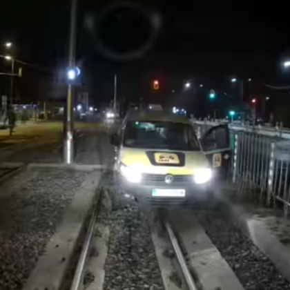 Видеоклип разпространен в социалната мрежа Facebook  показа таксиметров автомобил кацнал върху