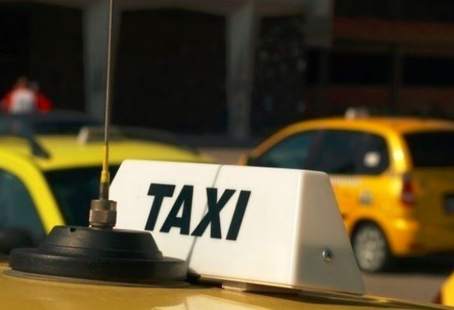 Пловдивчанин: Таксиджия ми прибра телефона, давам му срок до довечера