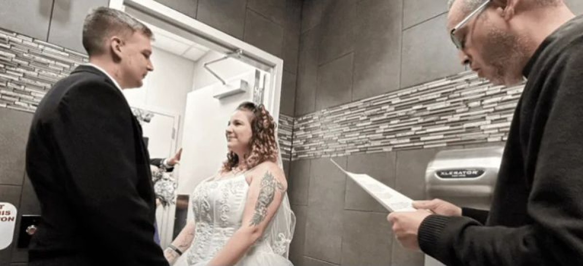 Снимка: Размениха обети в тоалетната: влюбени се ожениха на бензиностанция ВИДЕО