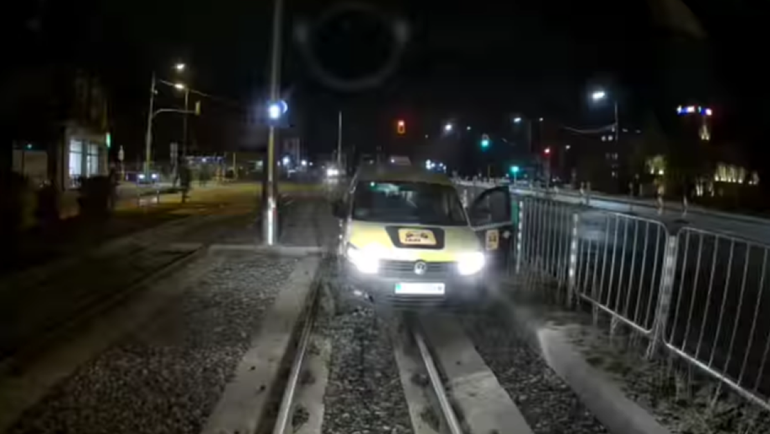 Такси се озова върху трамвайните линии в София СНИМКИ