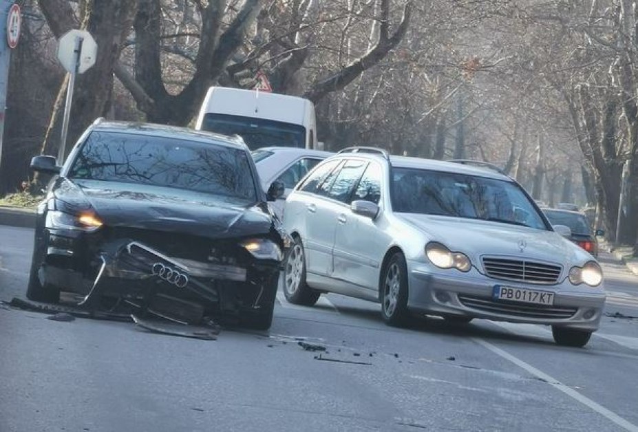 Пътен инцидент затруднява движението в Пловдив.Катастрофа е станала на жп