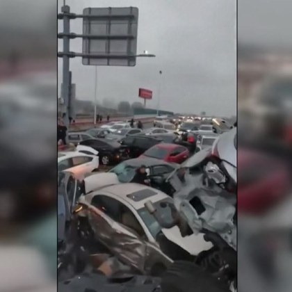 Няколко души пострадаха след като повече от 100 автомобила се
