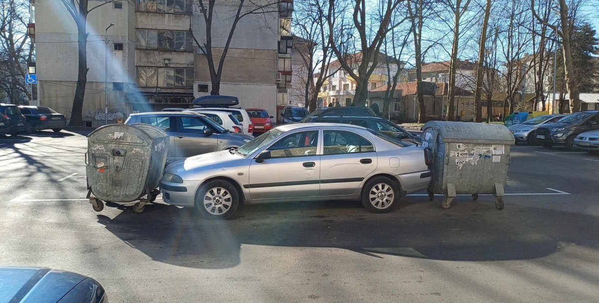 Контейнери обградиха лек автомобил в Добрич. Необичайната гледка се появи
