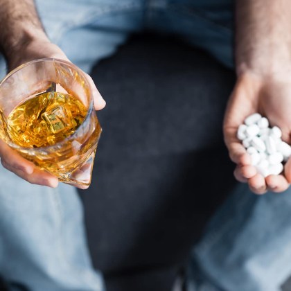 Известно е че ако приемате едновременно лекарства с алкохол медикаментът
