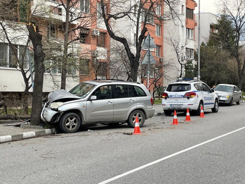 Джип се вряза в дърво в Асеновград