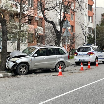 Джип се вряза в дърво в Асеновград