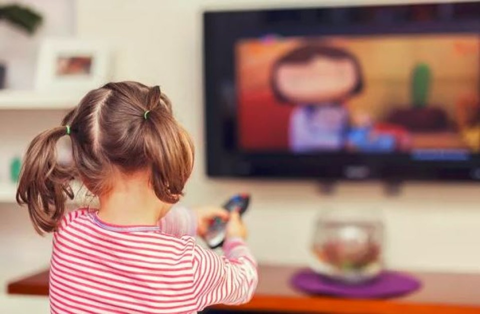 Какво съветват експертите за безопасно гледане на телевизия от малчугани